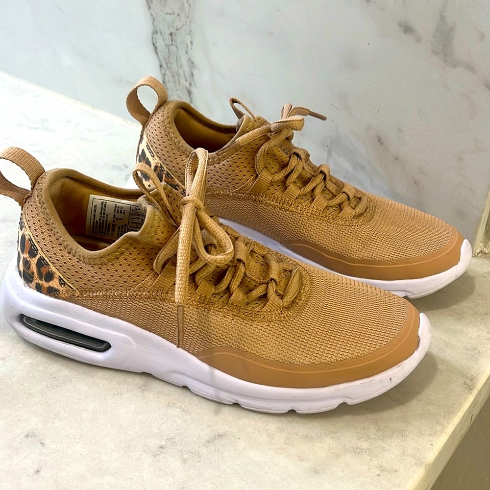 Airwalk size 5 women’s slip on sneaker with leopard detail